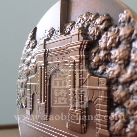 清華大學(xué)大銅章側(cè)面