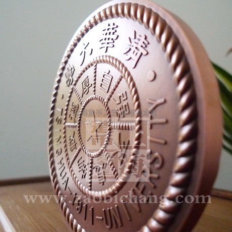 清華大學(xué)大銅章背面